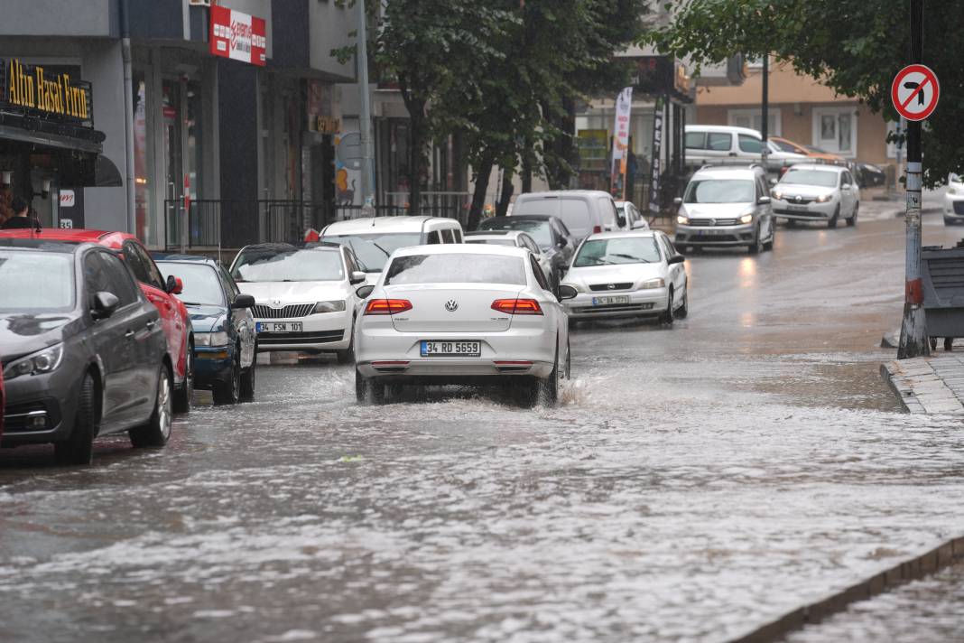 İstanbul’a sadece 5 dakika yetti! Meteoroloji uyarı üstüne uyarı yapmıştı 25